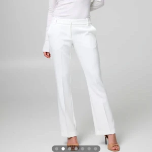 Vita kostymbyxor - Säljer dessa kostym byxorna då dom va för korta för mig (är 166 ungefär). De är från bikbok och heter vera petite, är även slut sålda på hemsidan i denna storlek.    Nytt skick utan prislapp! 