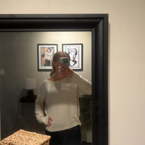 Beig tunn stickad tröja med avslappnad passform - Säljer en enkel och stilren beige stickad tröja med rund hals och långa ärmar. Tröjan har en loose fit och är perfekt för lager-på-lager. Passar dig som gillar en clean och chill look.