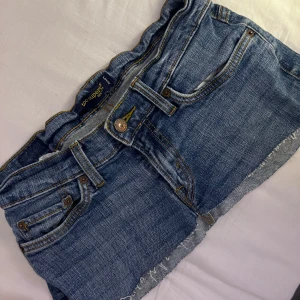 Levi's jeansshorts med rå kant -  blå jeanskjol från Levis 