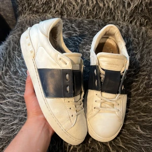 Valentino open - Snygga Valentino opens! Självklart äkta! Använda men fortfarande kvar att ge! Hör av dig vid frågor eller funderingar 🤩