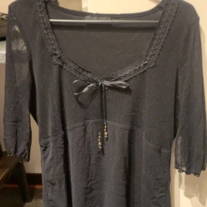 Svart tröja från KappAhl - Jätte fin tröja, använd fåtal ggr och är i jättebra skick!🖤osäker på storlek men den passar som M!