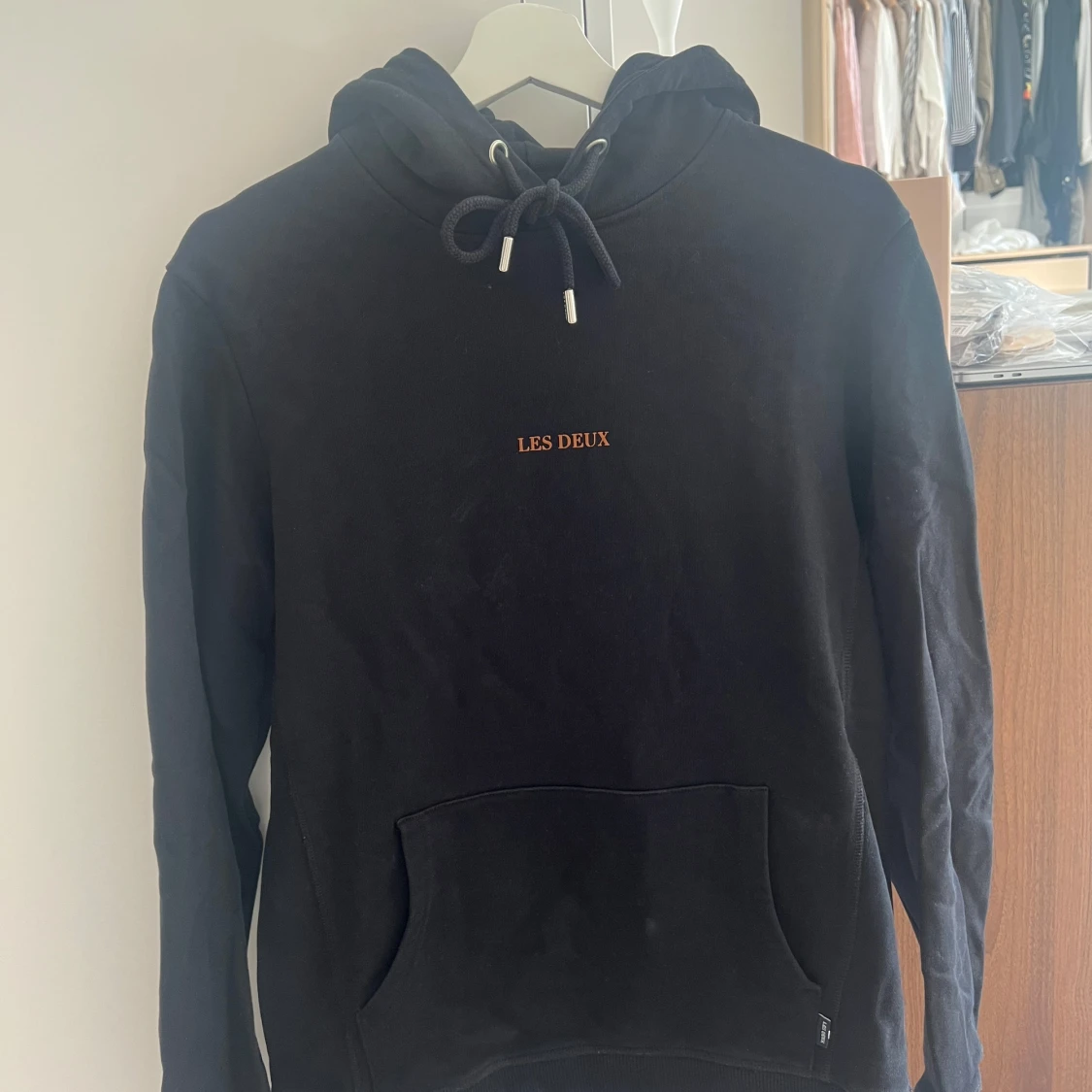 Svart hoodie från Les Deux - 2