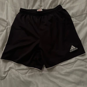 Svarta sportshorts från Adidas - Svarta Adidas shorts med vit logga 