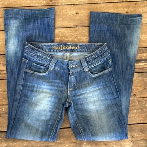 Lågmidjade bootcut jeans  - Lågmidjade jeans i strl 27. Innerbenslängd ca 78cm, midja rakt över ca 36,5cm. 