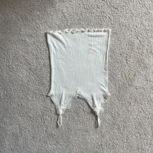 Spetslinne - Fint skick! Jag vet inte riktigt varför bilderna blev upp och ner😅🤞🏼💕 Märket är Amisu, köpt på New Yorker!