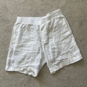 Paket med likneshorts  - Säljer dessa två par shorts från HM, båda är i 100% linne. Vid frågor är det bara att höra av sig.