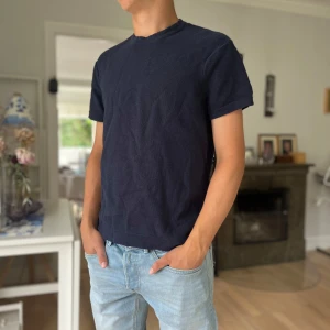 Mörkblå t-shirt från Zara i bomull - Halloj! Jag säljer nu en riktigt clean mörkblå T-shirt från Zara i bomulls material. Har använts några gånger och är fortfarande i mycket bra skick. Hör gärna av dig om du har frågor😉Pris är SJÄLVKLART diskuterbart‼️