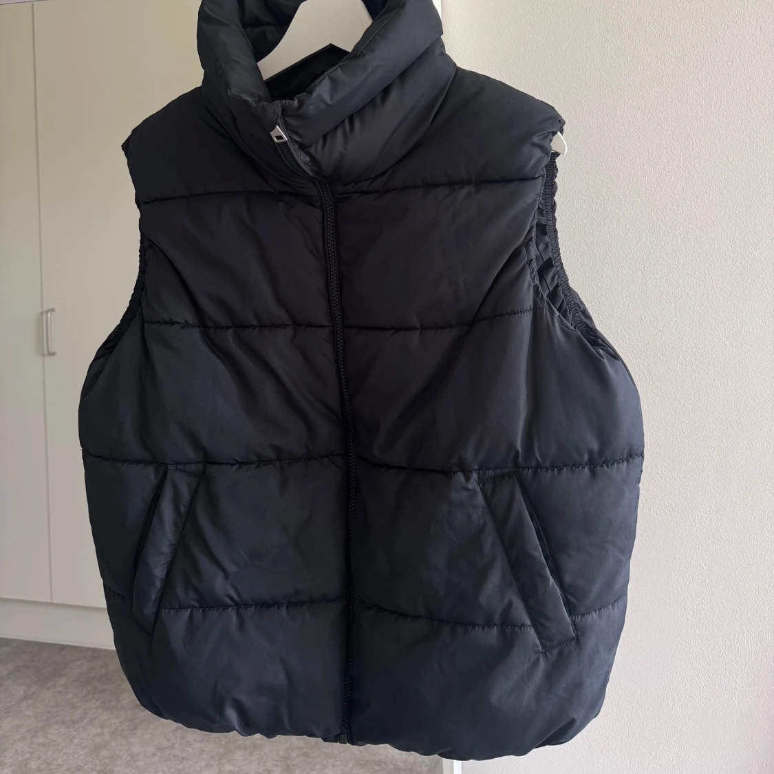 Svart väst med hög krage  - 2