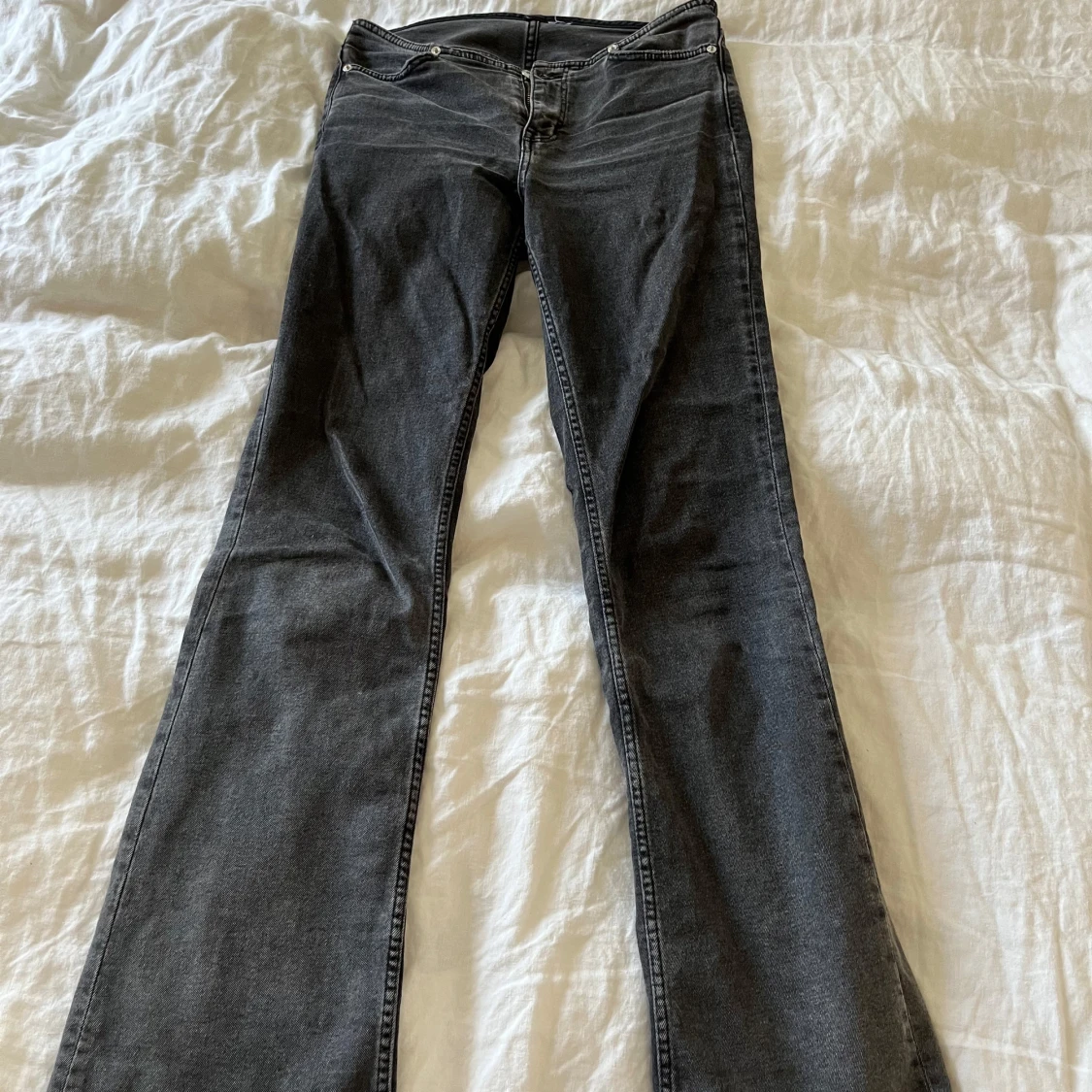 Gråtvättade lågmidjade bootcut jeans - 3