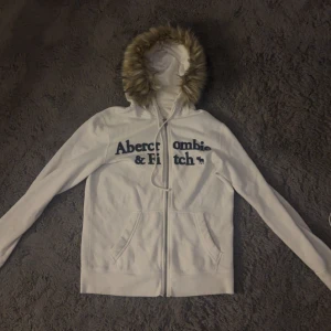 Vintage Abercrombie & fitch tröja  - Vintage Abercrombie & fitch tröja med päls luva, säljer då den inte kommer till användning. Står xs men skulle säga att den är mer i S