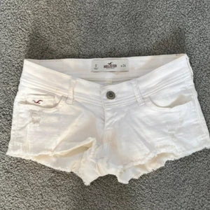 Vita lågmidjade jeansshorts  - Lågmidjade jeansshorts. (Liknade de från Hollister, obs första bilden är inte shortsen jag säljer!!) Nya med prislapp kvar, Storlek: S/36. Har lite gulare ton vid ena bakfickan, men de som som sålde dem sa att de skulle vara så (se sista bild)  Köpta för 350kr men pris går att diskutera vid snabb affär!!💝