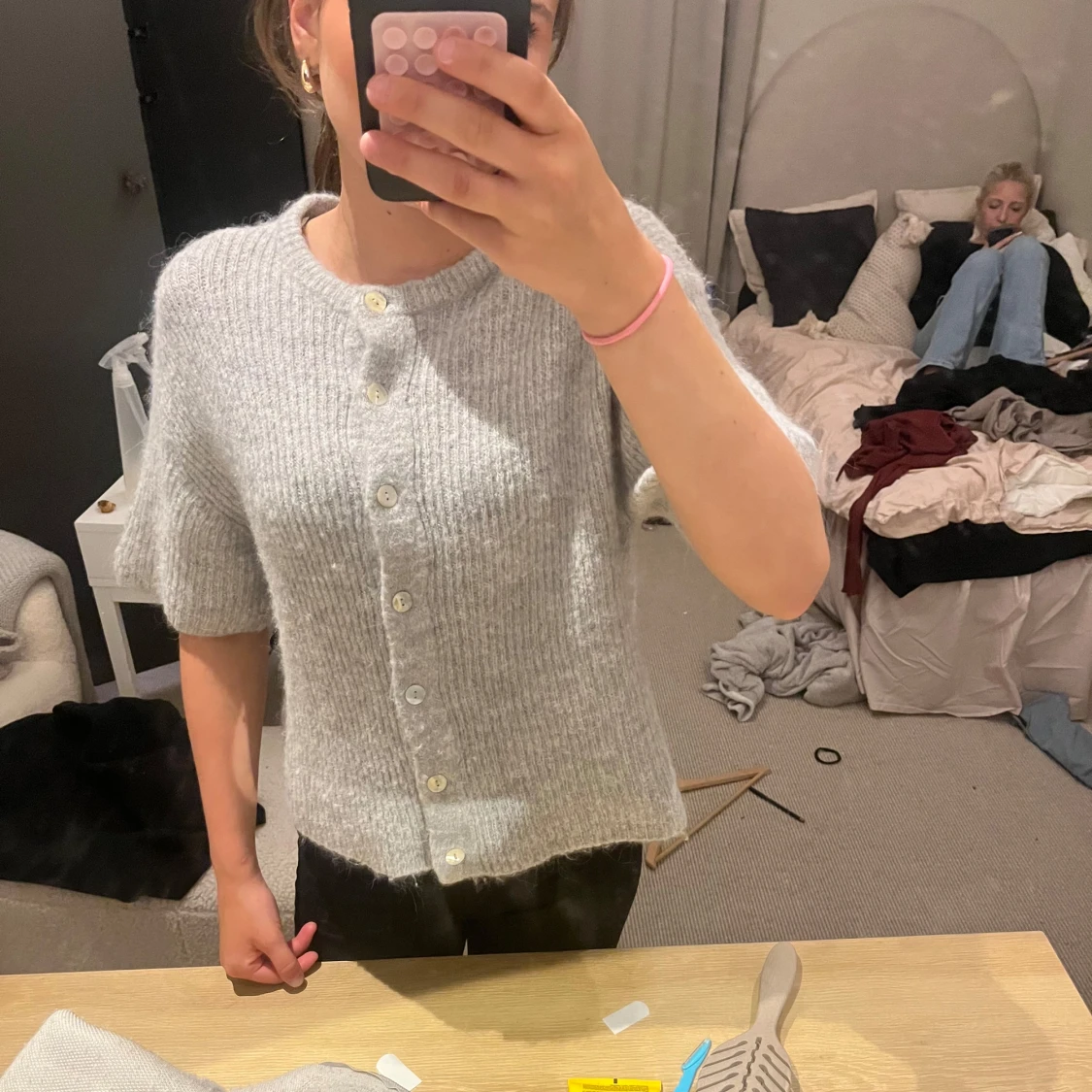 Grå stickad kofta med knappar - 2