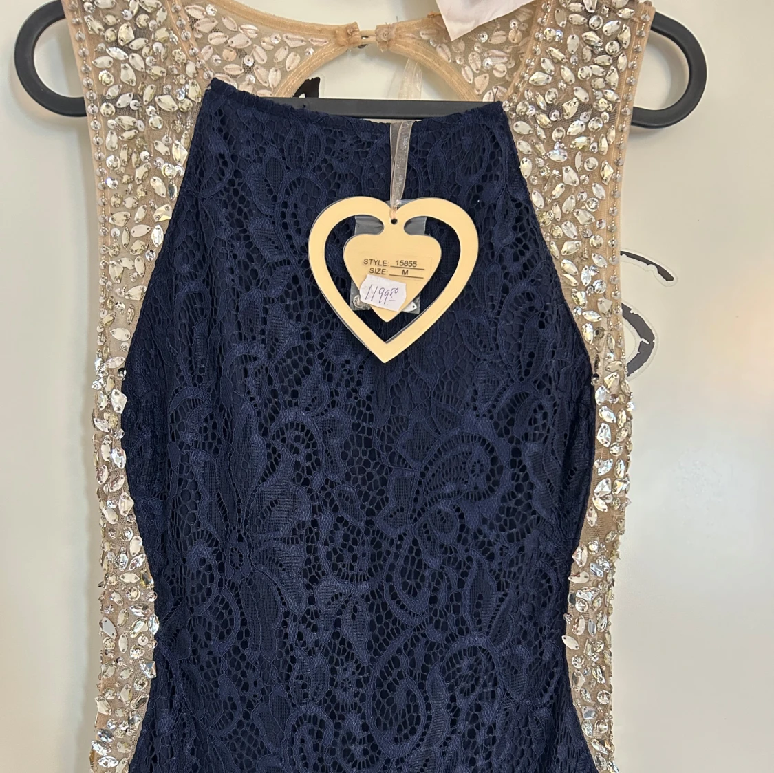 Mörkblå festklänning med spets och paljetter från Soky & Soka - 1