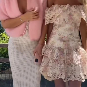 Vit blommig spetsklänning offshoulder - Superfin kort klänning i vit spets med blommigt mönster i ljusa pasteller från Fetiche suances💕