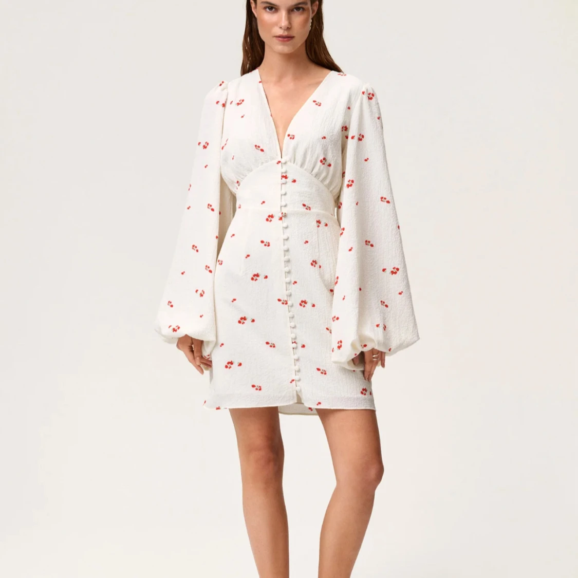 Vit blommig kortklänning med v-ringning