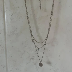 Halsband  - Säljer halsband jag inte längre använder från hm. Originalpris ligger runt 100kr st. Vissa helt oanvända. Två av halsbanden har tappat lite färg, men inget man tänker på. skriv via frågor eller funderingar!! 80 kr för allt!!