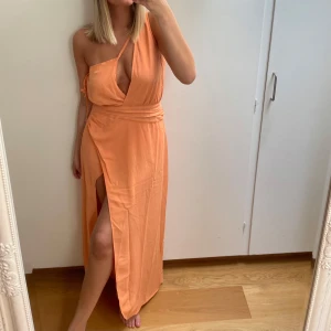 Klänning  - Orange klänning från Nakd. Lovisa Wallins collection från 2022. Använd 1 gång, fint skick