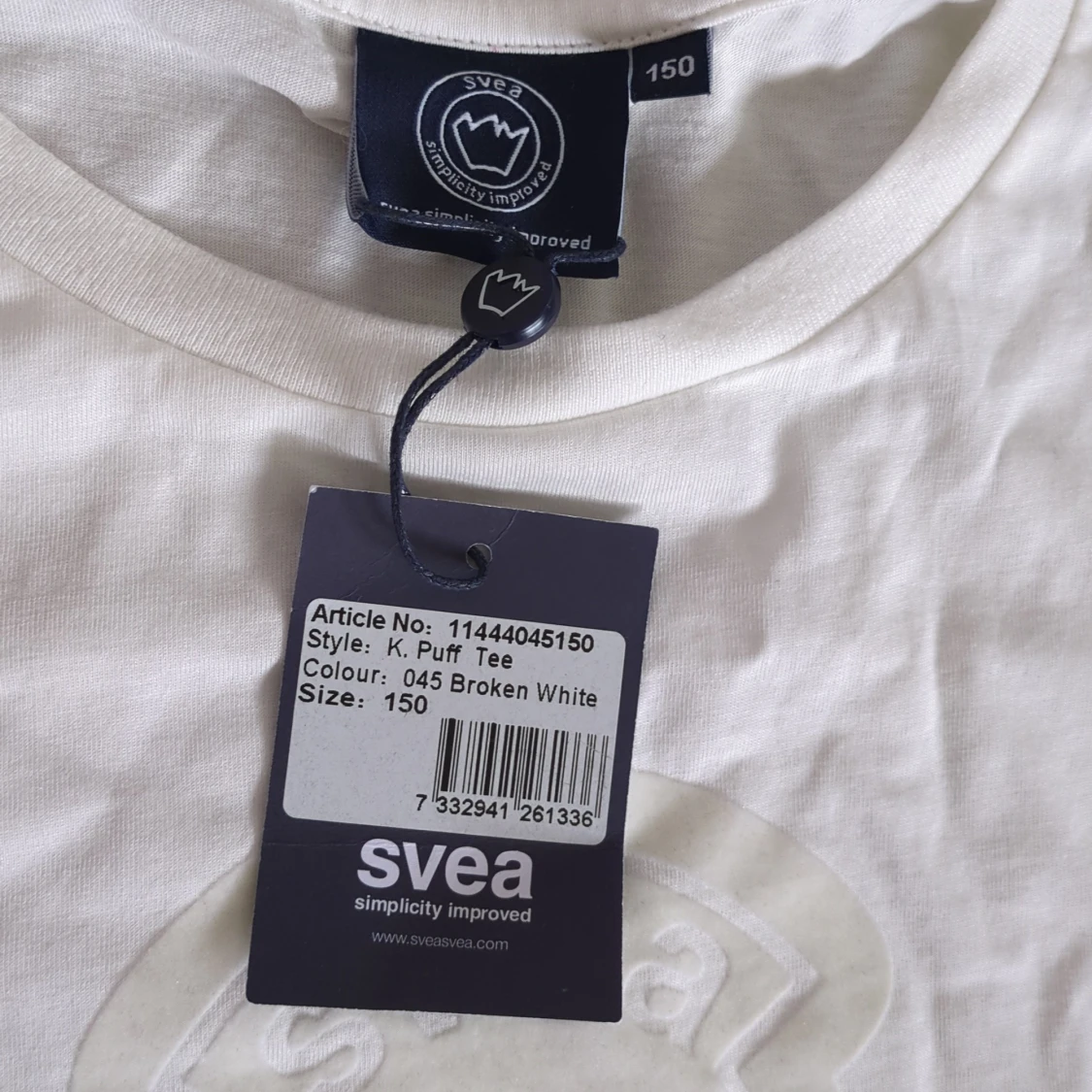 Vit t-shirt med pufftryck från Svea - 1