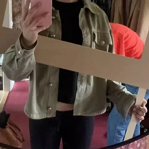Ljusgrön jeansjacka med knappar - Säljer en ljusgrön jeansjacka med guldiga knappar från New Yorker