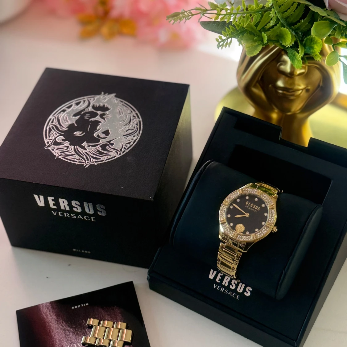 Guldig Versus Versace klocka med stenar - 1