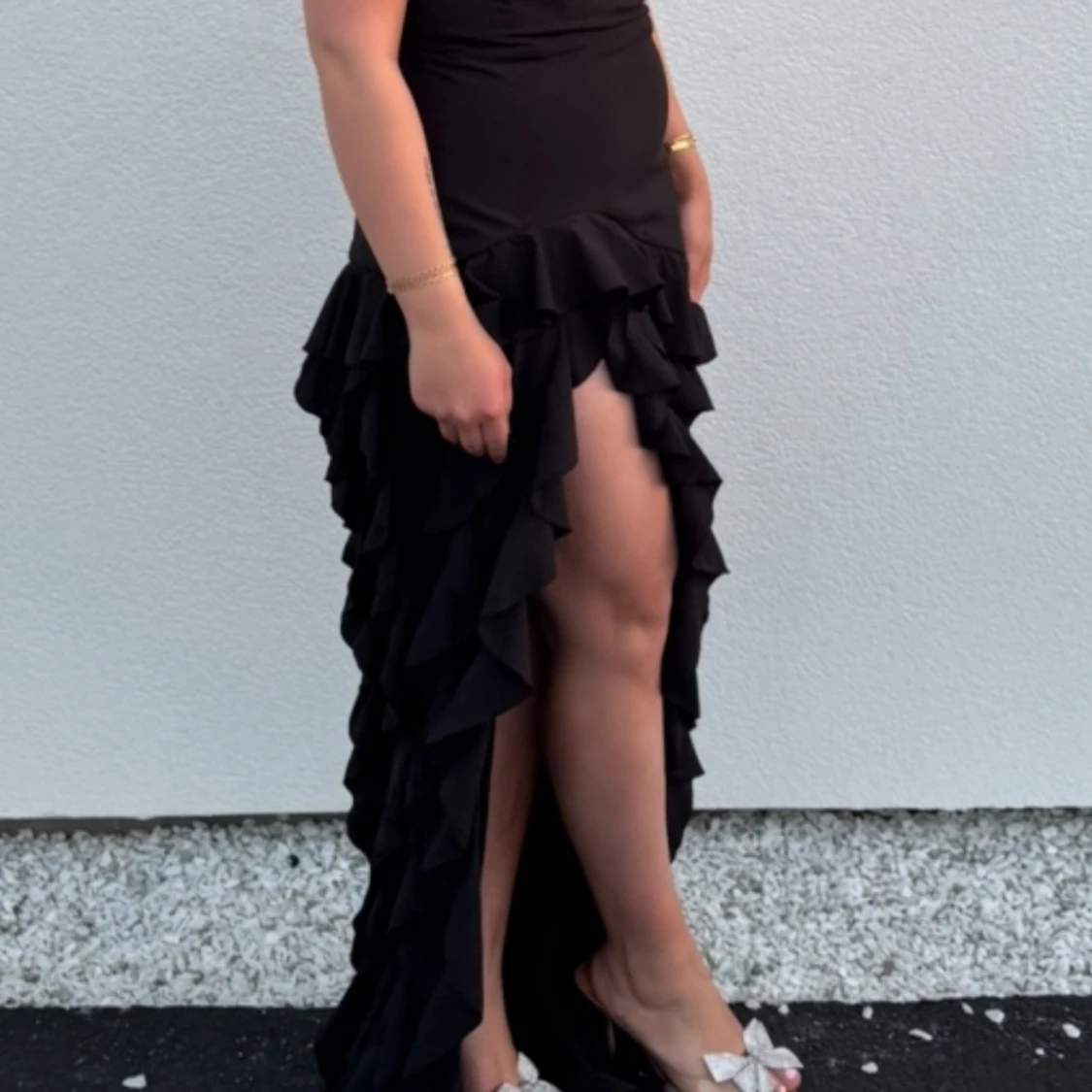 Svart volangklänning med slits ohpolly 