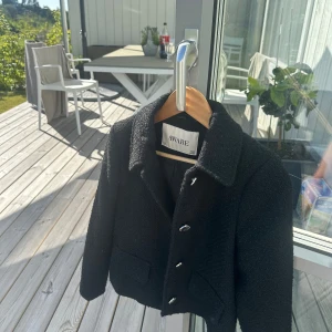 Jättefin ny kappa från AWARE, Vero Moda.🖤 - Stilren kappa från Vero Moda. Helt ny, endast testad. Den var lite för liten för mig och därför  jag säljer den!🩷storlek xs.