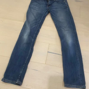 Tiger of Sweden jeans mörkblå strl. 28/32 - Säljer dessa tiger of sweden jeans som är mörkblåa i storlek 28/32. De är i väldigt bra skick och passar till nästan allt. Bara att skicka meddelande vid frågor eller vid intresse av fler bilder. Är flexibel vid pris så skicka ett prisförslag😀