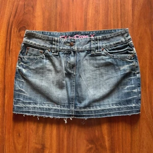 Vintage jeanskjol med snygga fickor - Supersnygg kort jeanskjol med en vintage look och snygg design på fickorna💗 skulle säga att storleken är S-M, fråga om mått💗