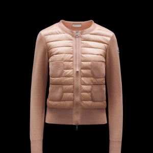 Moncler cardigan - Snygg beige cardigan jacka från Moncler med quiltad front och två praktiska fickor. Jackan har långärmade stickade ärmar och dragkedja framtill. Perfekt för dig som vill ha en stilren och modern look med exklusiv känsla. Pris går att diskutera vid snabb affär
