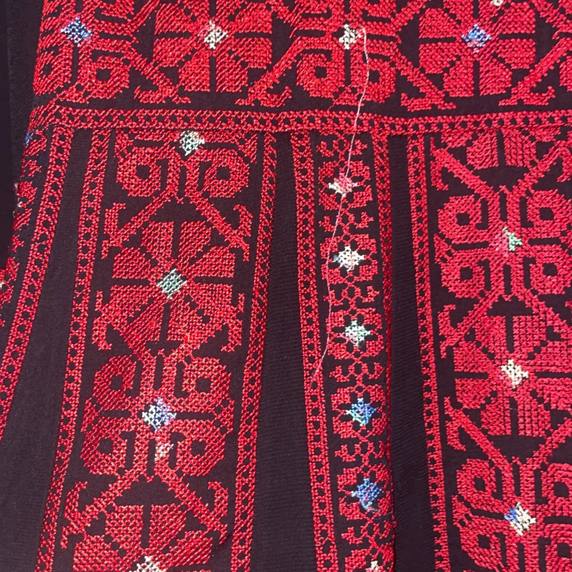 Svart långklänning med röd brodyr - 1