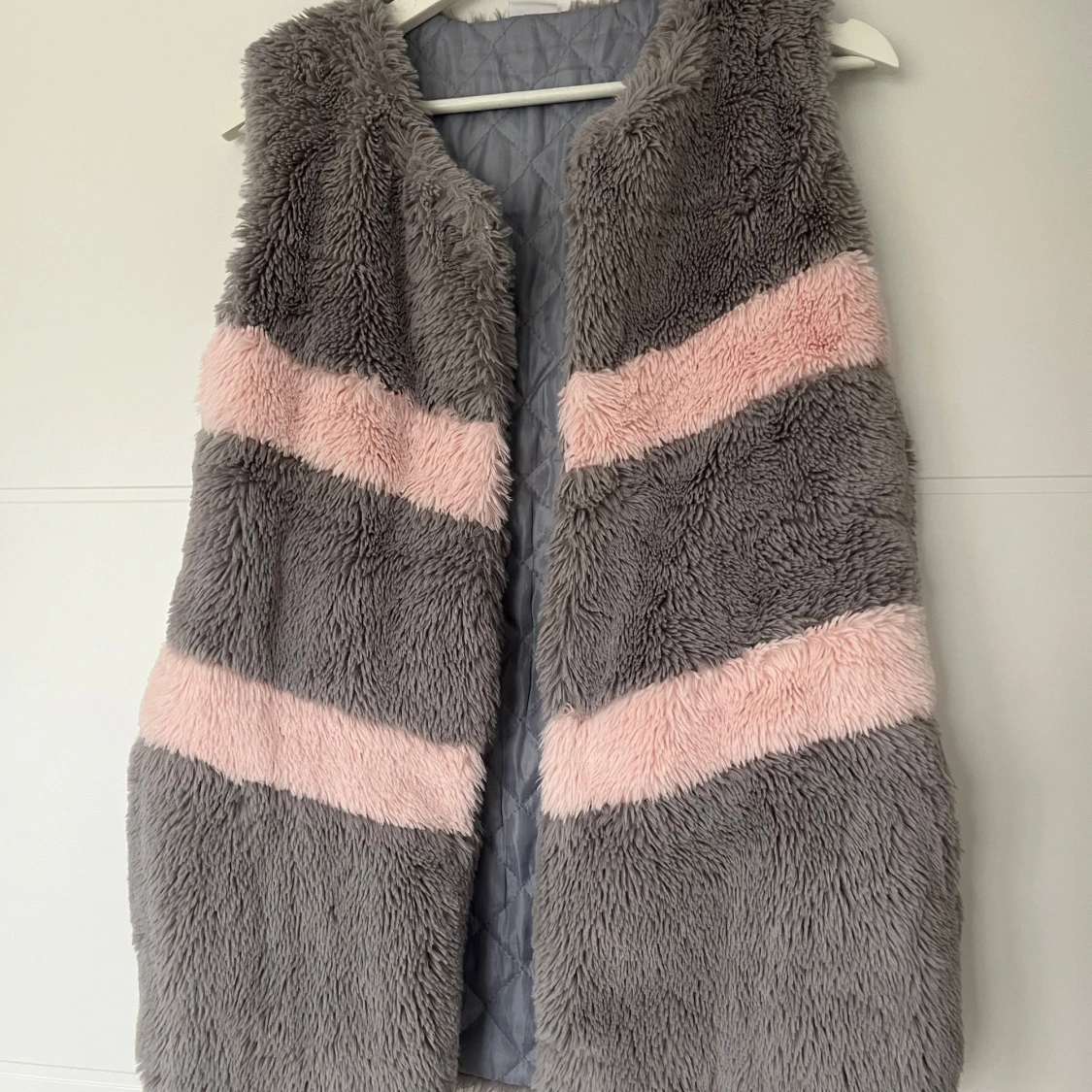 Grå och rosa fluffig pälsväst