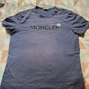 Moncler T-Shirt - Snygg moncler tshirt. NFC Scan funkar på märket och QR kod finns i tröjan