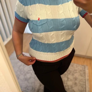 Randig kabelstickad tröja Polo Ralph Lauren - Söt stickad Polo Ralph Lauren tröja i storlek S. Ny pris 1499 säljer för 650, pris kan absolut diskuteras. Skrolla för QR kod!!💞