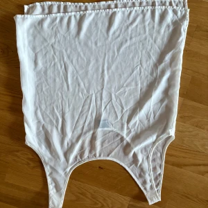 Vit bandeau tubtopp från Gina Tricot - Vit tunn topp man kan ha till stranden över dina badkläder! 