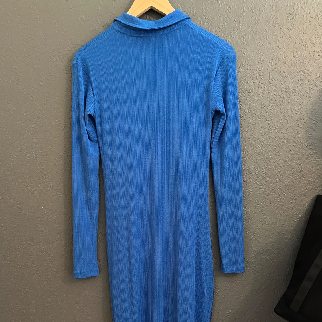 Blå ribbad klänning från NA-KD - 1