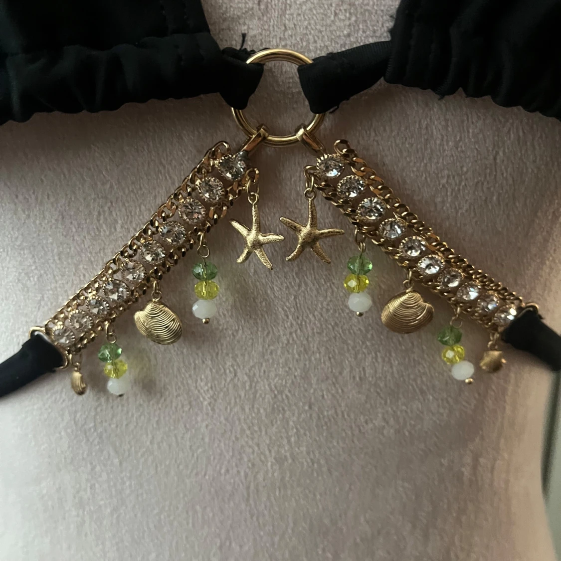 Svart bikini med gulddetaljer och pärlor - 1