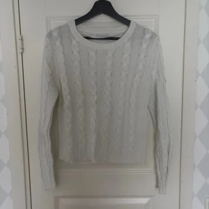 Size & Needle Stickad Tröja - Säljer denna då den inte längre används.  Pris går att diskuteras.