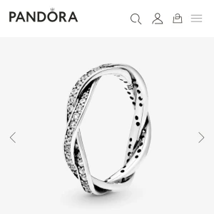 Pandora silverring med glittrande stenar - Snygg silverring från Pandora ”Glittrande Tvinnande Linjer Ring Sterlivsilver. Storlek M/S. Kommer i original ask från Pandora. Nypris: 1200. Inget fel på den, aldrig använt. Pris kan diskuteras💕