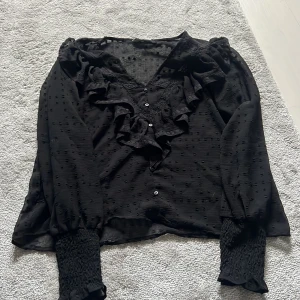 Blus  - En svart blus från Only som är fin till både vardags och festligheter 