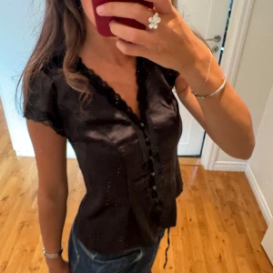 Svart kortärmad blus  - Så snygg satinblus, strl 36