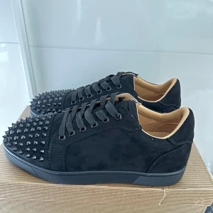 Christian Louboutin svarta sneakers med nitar - Str 39