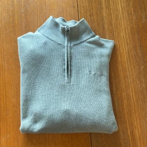 Grå Bondelid Halfzip  - Säljer en grå Halfzip från Bondelid i storlek M. Tröjan är i nyskick och använd ett fåtal gånger. Nypris  799 kr. Hör av dig för fler frågor och om priset!