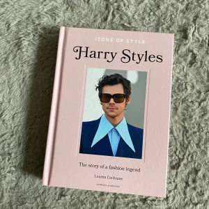 Harry Styles: Icons of Style - En snygg bok om Harry Styles och hans unika stilresa. Fylld med färgstarka bilder, citat och outfits som visar varför han är en modeikon. 