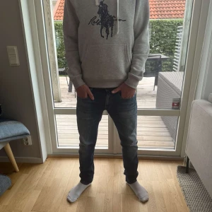 Replay Anbass - Snygga blå jeans från Replay i brutalt snygg tvätt. Modell men är populära Anbass. Skön passform o lätta att bilda en go outfit med. Priset är inte hugget men snabba affärer prioriteras. Passa på då detta par kommer vara sjukt efterfrågade. Hör gärna av er vid minsta fundering 🫶🏻