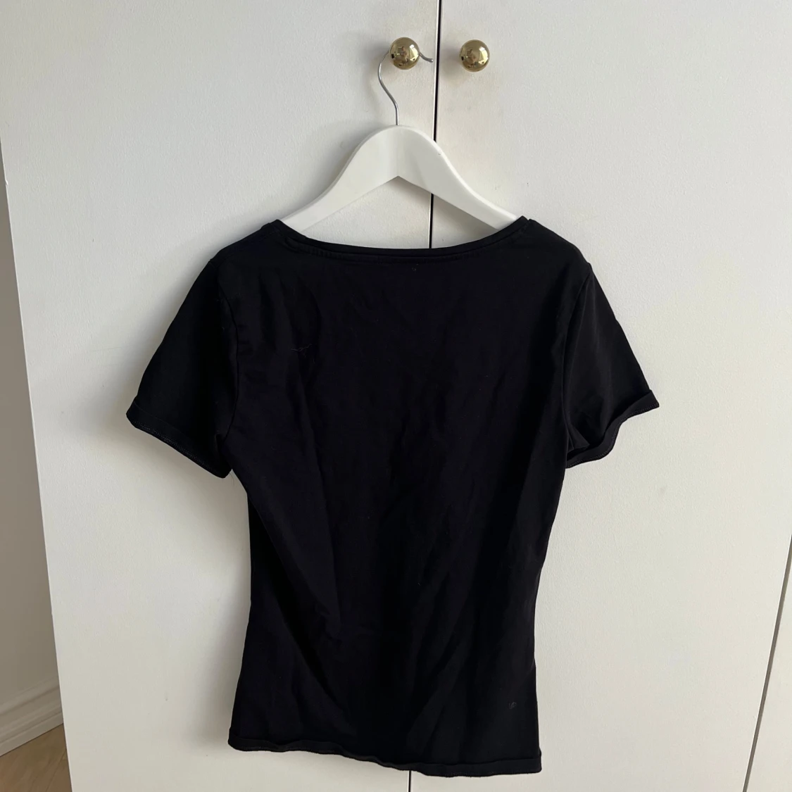 Basic svart t-shirt  - 1