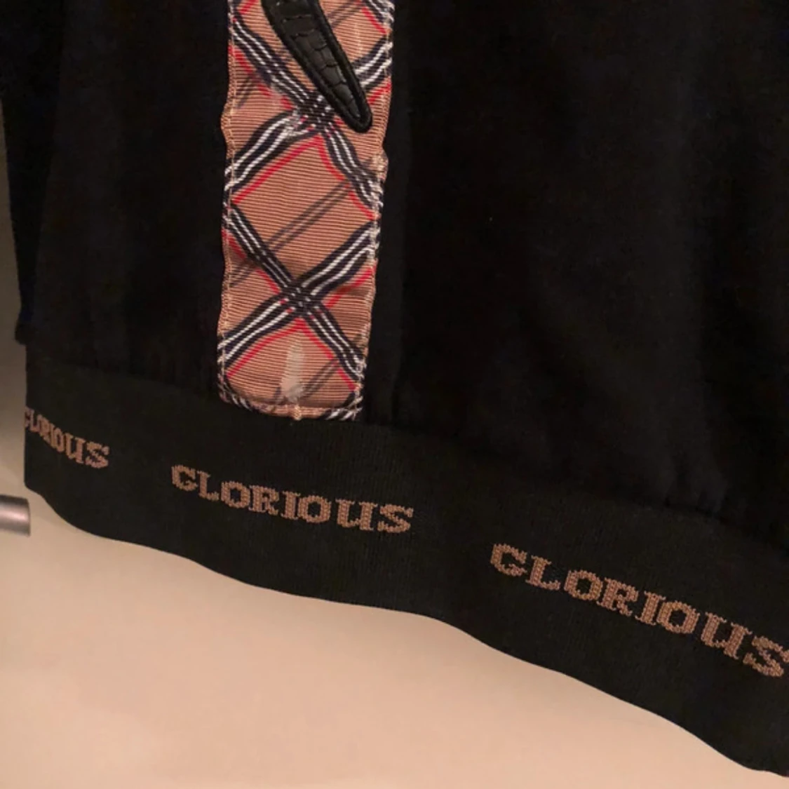 Svart sweatshirt Glorious med orm - 1