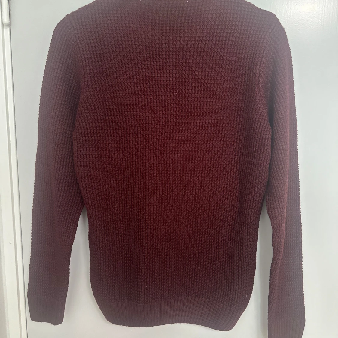 Vinröd stickad tröja från DeFacto