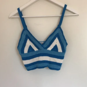 Blå och vit stickad croptop🪸 - Superfin stickad linnetopp från newyorker i blått och vitt med coola ränder och justerbara axelband. Toppen har en croppad passform och är perfekt för varma dagar. Mjuk och bekväm med snygg V-ringning framtill.🪻