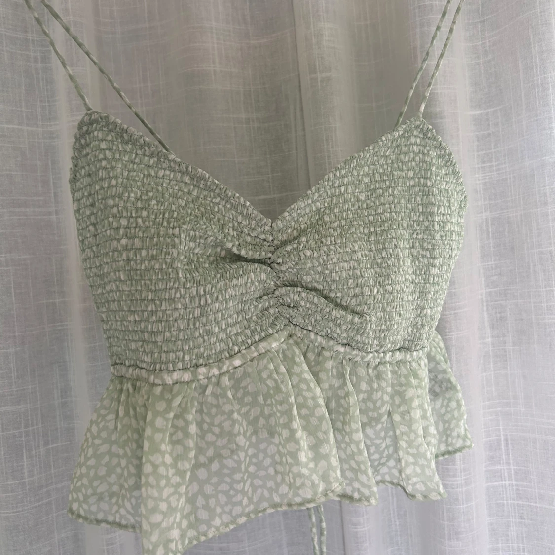 Mintgrön smockad linnetopp med volang - 1