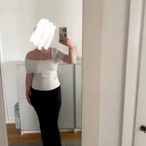 Vit offshoulder topp med rynkade sidor - Säljer nu denna fina topp från Zara. Det är en vit offshoulder tröja med kort ärm och snygg asymmetrisk skärning. Toppen har rynkade sidor som ger en superfin  och  figurnära passform. Storlek S, endast använd fåtal gånger! Hör av er vid funderingar eller fler bilder 🩷 